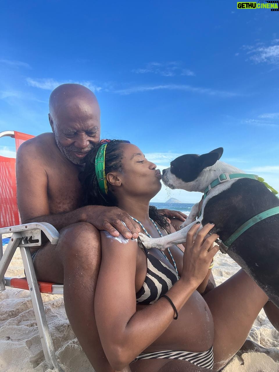 Mariana Nunes - 4.7K Likes - A vida acontecendo e ressignificando nossas relações.
Todos os dias!
Vovô e Mustela cuidando da pele da gente desde o começo.
👴🏾❤️🤰🏿🐶 🌞

#familiapossivel 
#publi