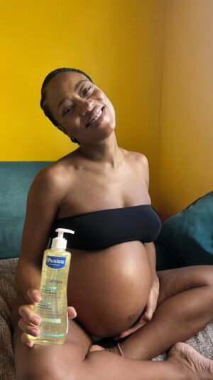 Mariana Nunes Instagram - Esse lançamento da Mustela chegou numa hora perfeita pra mim porque como  vcs podem ver, a minha barriga tá gigante, ela tá crescendo muito rápido, tá cada vez maior e eu já tô sentindo a pele esticar. 
Fora uma sensação de ressecamento pelo friozinho que tem feito. 
O Óleo de Banho Stelatopia ajuda a evitar o ressecamento causado pelos hábitos de banho nesses dias frios e ele cuida muito bem de peles secas ou extremamente secas, fora que ele pode ser usado pela família toda até mesmo pelos bebês quando eles nascerem, tanto no corpinho quanto no cabelinho deles.
Eu experimentei há pouco tempo e ele já entrou na minha rotina de cuidado com a minha pele.

#publi