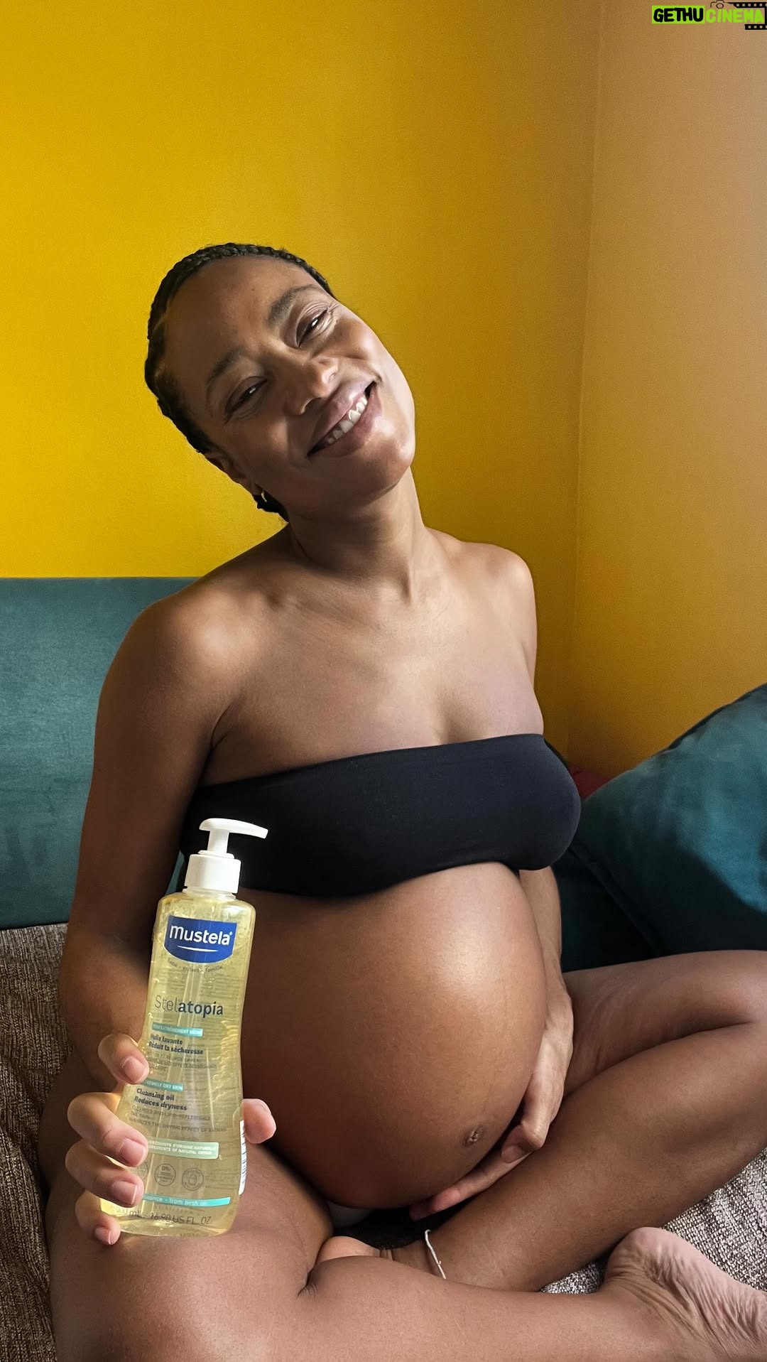 Mariana Nunes - 1.8K Likes - Esse lançamento da Mustela chegou numa hora perfeita pra mim porque como  vcs podem ver, a minha barriga tá gigante, ela tá crescendo muito rápido, tá cada vez maior e eu já tô sentindo a pele esticar. 
Fora uma sensação de ressecamento pelo friozinho que tem feito. 
O Óleo de Banho Stelatopia ajuda a evitar o ressecamento causado pelos hábitos de banho nesses dias frios e ele cuida muito bem de peles secas ou extremamente secas, fora que ele pode ser usado pela família toda até mesmo pelos bebês quando eles nascerem, tanto no corpinho quanto no cabelinho deles.
Eu experimentei há pouco tempo e ele já entrou na minha rotina de cuidado com a minha pele.

#publi