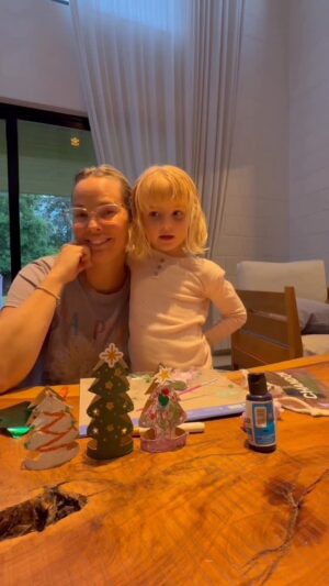 Mariana Seligmann Instagram - Les dejo una idea súper casera y divertida para hacer con los más chiquitos para esta navidad 🎄✨

Con Carmela hicimos arbolitos de navidad de cartón y decoramos con todo tipo de colores y elementos que nos gustaron 🙌🏻

#infantil #familia #navidad
