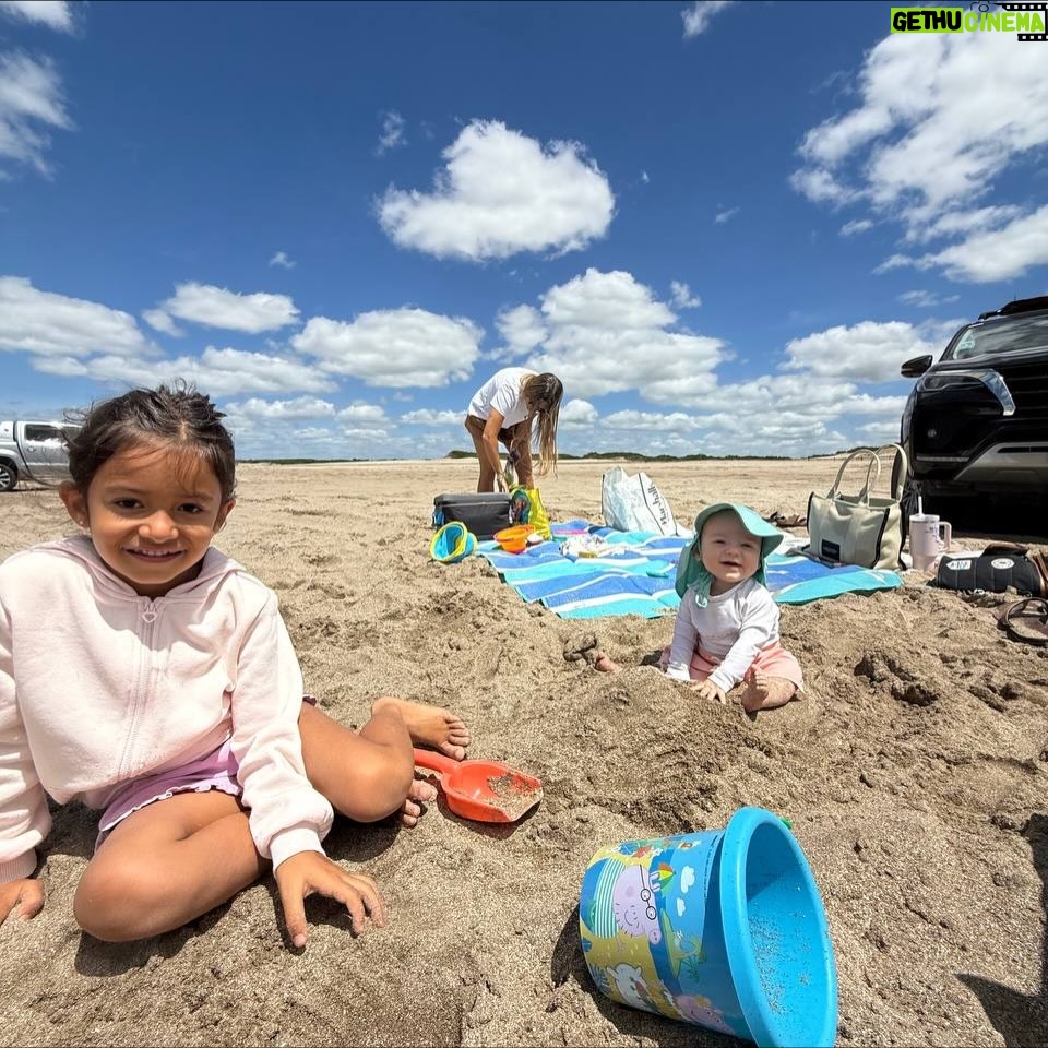 Mariana Seligmann - 3.4K Likes - Postales de un fin de semana en familia - amigos 🩵 Hubo amor de hermanos, muuucho juego de amigas, juegos de mesa, zorritos, tardes y días completos de playa, muchas risas, Vicente afianzando su sentada conociendo la arena y mucha rancheada. @blueyespanol en proyector y la famosa lancha de arena que me hacían en la infancia que espero siga por generaciones 🩵