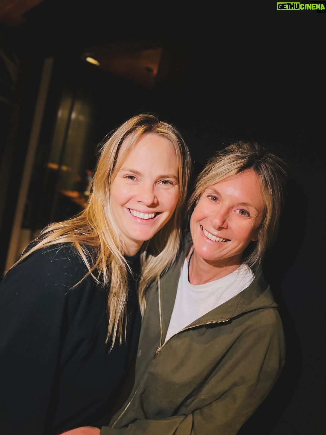 Mariana Seligmann - 4.3K Likes - Otro año más rodeada de mucho amor 💕

Mi día empezó en familia y de sorpresa se fueron sumando los incondicionales de siempre. Disfruté de una mañana llena de amor, esta vez siendo 4 por primera vez y todo terminó en planes con amigos.

Caminata con Nico, comidita con mis 🐥🐥, momento de amor con Vicente, té con amigas, festejo sorpresa con amigos y brunch súper especial de viernes con ellas 🫶🏻

Gracias @soucoqueiro por este día tan especial, por compartir la vida conmigo y nunca dejar de sorprenderme.

Me di cuenta de lo hermoso que es tener tanta gente linda en mi vida que me quiere y me acompaña. Solo agradecerles por todos estos momentos 🫶🏻 

CUMPLEAÑOS MÁS QUE FELIZ ✨

#cumpleaños #soymuni #amigos #família