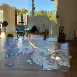 Mariana Seligmann Instagram - Postales de un fin de semana en familia - amigos 🩵 Hubo amor de hermanos, muuucho juego de amigas, juegos de mesa, zorritos, tardes y días completos de playa, muchas risas, Vicente afianzando su sentada conociendo la arena y mucha rancheada. @blueyespanol en proyector y la famosa lancha de arena que me hacían en la infancia que espero siga por generaciones 🩵