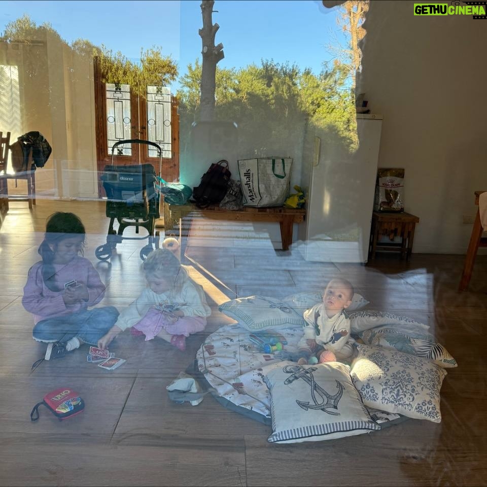 Mariana Seligmann - 3.4K Likes - Postales de un fin de semana en familia - amigos 🩵 Hubo amor de hermanos, muuucho juego de amigas, juegos de mesa, zorritos, tardes y días completos de playa, muchas risas, Vicente afianzando su sentada conociendo la arena y mucha rancheada. @blueyespanol en proyector y la famosa lancha de arena que me hacían en la infancia que espero siga por generaciones 🩵