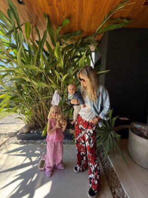 Mariana Seligmann Instagram - Feliz día a todas las mamás

Hoy celebro con los dos mejores regalos que me dio la vida 💕 Carmela y Vicente, que me enseñan todos los días a mirar el mundo con amor, paciencia y un poquito de caos también 😅

Gracias por hacerme mamá, por las risas, los abrazos y las noches sin dormir pero llenas de magia ✨gracias a mi gran compañero @soucoqueiro 
Y gracias a mi mamá, que me enseñó con su ejemplo todo lo que hoy intento ser.

A todas las mamás (y futuras mamás): ¡feliz día! 💖
Que nos sigan mimando, que nos sigan abrazando y que siempre vivan la maternidad como ustedes deseen. 

#FelizDíaDeLaMadre #SoyMuni #Mamá #Familia #Amor
