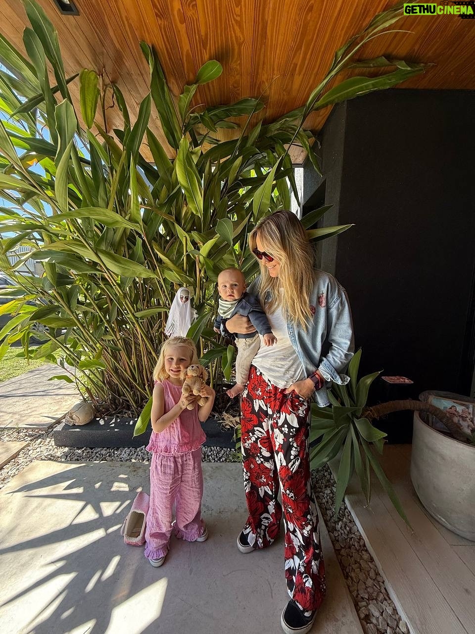 Mariana Seligmann - 5.5K Likes - Feliz día a todas las mamás

Hoy celebro con los dos mejores regalos que me dio la vida 💕 Carmela y Vicente, que me enseñan todos los días a mirar el mundo con amor, paciencia y un poquito de caos también 😅

Gracias por hacerme mamá, por las risas, los abrazos y las noches sin dormir pero llenas de magia ✨gracias a mi gran compañero @soucoqueiro 
Y gracias a mi mamá, que me enseñó con su ejemplo todo lo que hoy intento ser.

A todas las mamás (y futuras mamás): ¡feliz día! 💖
Que nos sigan mimando, que nos sigan abrazando y que siempre vivan la maternidad como ustedes deseen. 

#FelizDíaDeLaMadre #SoyMuni #Mamá #Familia #Amor