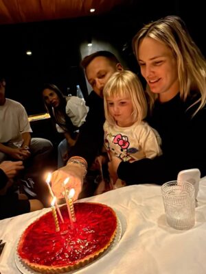 Mariana Seligmann Instagram - Otro año más rodeada de mucho amor 💕

Mi día empezó en familia y de sorpresa se fueron sumando los incondicionales de siempre. Disfruté de una mañana llena de amor, esta vez siendo 4 por primera vez y todo terminó en planes con amigos.

Caminata con Nico, comidita con mis 🐥🐥, momento de amor con Vicente, té con amigas, festejo sorpresa con amigos y brunch súper especial de viernes con ellas 🫶🏻

Gracias @soucoqueiro por este día tan especial, por compartir la vida conmigo y nunca dejar de sorprenderme.

Me di cuenta de lo hermoso que es tener tanta gente linda en mi vida que me quiere y me acompaña. Solo agradecerles por todos estos momentos 🫶🏻 

CUMPLEAÑOS MÁS QUE FELIZ ✨

#cumpleaños #soymuni #amigos #família