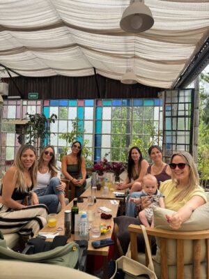 Mariana Seligmann Instagram - Otro año más rodeada de mucho amor 💕

Mi día empezó en familia y de sorpresa se fueron sumando los incondicionales de siempre. Disfruté de una mañana llena de amor, esta vez siendo 4 por primera vez y todo terminó en planes con amigos.

Caminata con Nico, comidita con mis 🐥🐥, momento de amor con Vicente, té con amigas, festejo sorpresa con amigos y brunch súper especial de viernes con ellas 🫶🏻

Gracias @soucoqueiro por este día tan especial, por compartir la vida conmigo y nunca dejar de sorprenderme.

Me di cuenta de lo hermoso que es tener tanta gente linda en mi vida que me quiere y me acompaña. Solo agradecerles por todos estos momentos 🫶🏻 

CUMPLEAÑOS MÁS QUE FELIZ ✨

#cumpleaños #soymuni #amigos #família