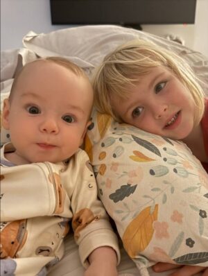 Mariana Seligmann Instagram - Feliz día a todas las mamás

Hoy celebro con los dos mejores regalos que me dio la vida 💕 Carmela y Vicente, que me enseñan todos los días a mirar el mundo con amor, paciencia y un poquito de caos también 😅

Gracias por hacerme mamá, por las risas, los abrazos y las noches sin dormir pero llenas de magia ✨gracias a mi gran compañero @soucoqueiro 
Y gracias a mi mamá, que me enseñó con su ejemplo todo lo que hoy intento ser.

A todas las mamás (y futuras mamás): ¡feliz día! 💖
Que nos sigan mimando, que nos sigan abrazando y que siempre vivan la maternidad como ustedes deseen. 

#FelizDíaDeLaMadre #SoyMuni #Mamá #Familia #Amor