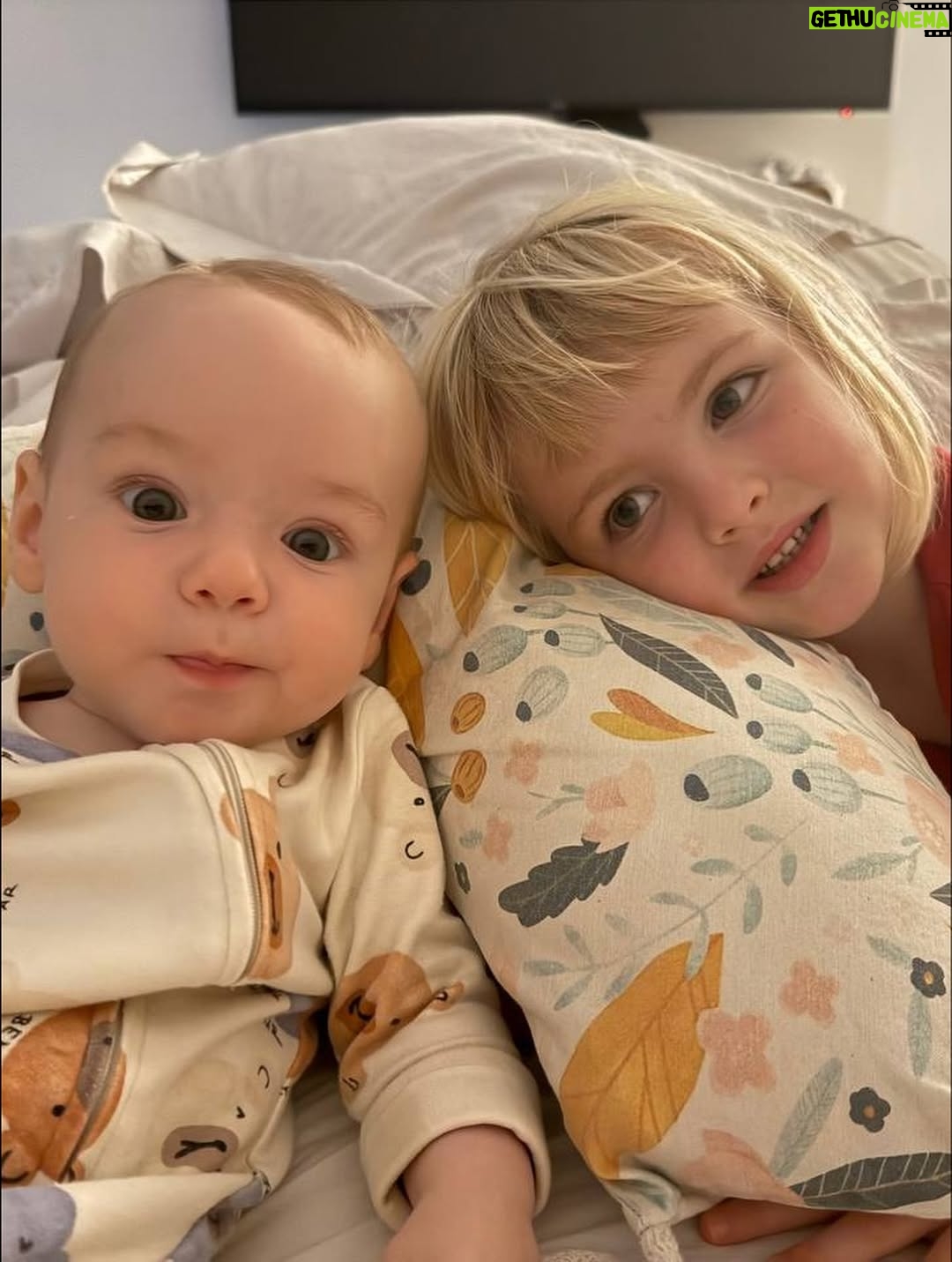 Mariana Seligmann - 5.5K Likes - Feliz día a todas las mamás

Hoy celebro con los dos mejores regalos que me dio la vida 💕 Carmela y Vicente, que me enseñan todos los días a mirar el mundo con amor, paciencia y un poquito de caos también 😅

Gracias por hacerme mamá, por las risas, los abrazos y las noches sin dormir pero llenas de magia ✨gracias a mi gran compañero @soucoqueiro 
Y gracias a mi mamá, que me enseñó con su ejemplo todo lo que hoy intento ser.

A todas las mamás (y futuras mamás): ¡feliz día! 💖
Que nos sigan mimando, que nos sigan abrazando y que siempre vivan la maternidad como ustedes deseen. 

#FelizDíaDeLaMadre #SoyMuni #Mamá #Familia #Amor