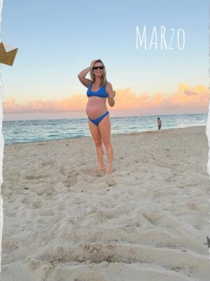 Mariana Seligmann Instagram - Se termina el 2025💫💕 El año con el desafío más grande: tener a mi segundo hijo y seguir trabajando en mi proyecto “Soy Muni”🫶🏼
No fue fácil, pero con mi increíble compañero @soucoqueiro y lo genial que es Carmela, todo fluyó! 

Gracias a todos los que fueron parte con su amor, trabajo y pasión🥹

Les deseo un hermoso 2026🥂