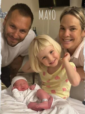 Mariana Seligmann Instagram - Se termina el 2025💫💕 El año con el desafío más grande: tener a mi segundo hijo y seguir trabajando en mi proyecto “Soy Muni”🫶🏼
No fue fácil, pero con mi increíble compañero @soucoqueiro y lo genial que es Carmela, todo fluyó! 

Gracias a todos los que fueron parte con su amor, trabajo y pasión🥹

Les deseo un hermoso 2026🥂