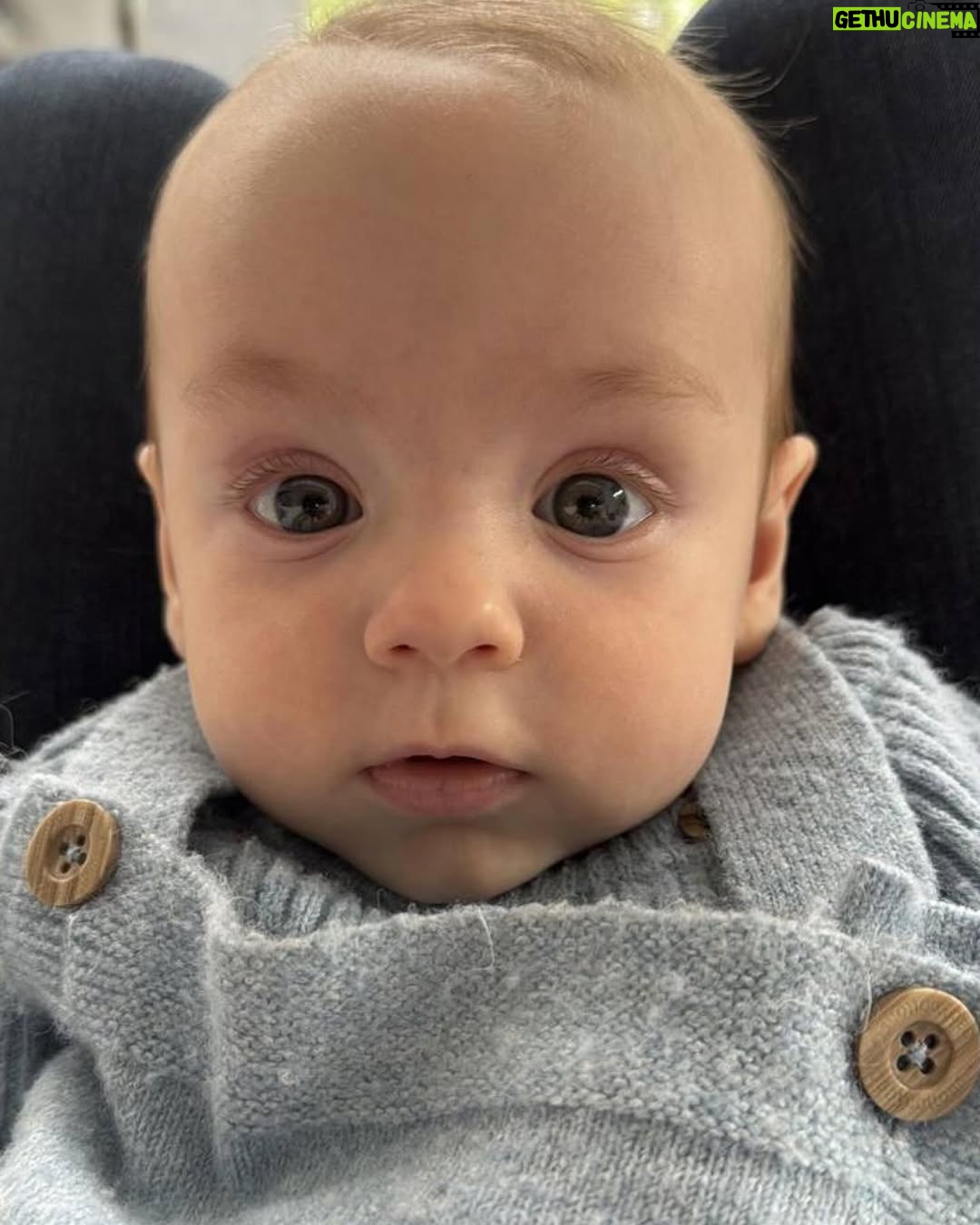 Mariana Seligmann - 6.2K Likes - Estamos entrando en los cinco meses de Vicente y la verdad es que me encanta esta etapa. Ya interactúa muchísimo, se agarra los dos piecitos al mismo tiempo y se los lleva a la boca, esa imagen me parece lo más tierno del universo! Lo que más me derrite es verlo con Carmela, su hermana mayor: se desespera por verla, gira de un lado al otro y se mata de risa con ella.💖

El tema del sueño fue un poco difícil estos días, sobre todo porque tuvo otitis y las noches fueron duras. Pero poco a poco fuimos armando una rutina de siestas, que a esta edad pueden ser 4 o 5 por día, y eso me está ayudando un montón.

Con respecto a la lactancia, seguimos con lactancia exclusiva, aunque le doy una mamadera de fórmula antes de dormir. Me da tranquilidad y me permite organizar mejor la rutina con Carmela, porque así podemos repartirnos un poco las tareas de la noche y no quedarme sola con el bebé.

Cinco meses que pasaron rapidísimo y a la vez muy despacio… pero estamos disfrutando muchísimo de estos momentos en familia 💜👶✨