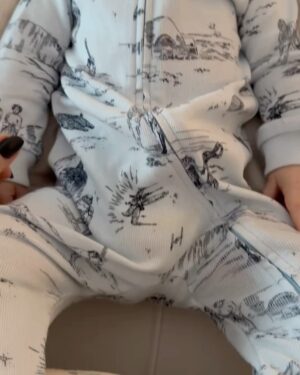 Mariana Seligmann Instagram - Estamos entrando en los cinco meses de Vicente y la verdad es que me encanta esta etapa. Ya interactúa muchísimo, se agarra los dos piecitos al mismo tiempo y se los lleva a la boca, esa imagen me parece lo más tierno del universo! Lo que más me derrite es verlo con Carmela, su hermana mayor: se desespera por verla, gira de un lado al otro y se mata de risa con ella.💖

El tema del sueño fue un poco difícil estos días, sobre todo porque tuvo otitis y las noches fueron duras. Pero poco a poco fuimos armando una rutina de siestas, que a esta edad pueden ser 4 o 5 por día, y eso me está ayudando un montón.

Con respecto a la lactancia, seguimos con lactancia exclusiva, aunque le doy una mamadera de fórmula antes de dormir. Me da tranquilidad y me permite organizar mejor la rutina con Carmela, porque así podemos repartirnos un poco las tareas de la noche y no quedarme sola con el bebé.

Cinco meses que pasaron rapidísimo y a la vez muy despacio… pero estamos disfrutando muchísimo de estos momentos en familia 💜👶✨