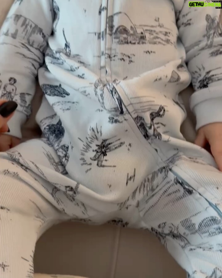 Mariana Seligmann - 6.2K Likes - Estamos entrando en los cinco meses de Vicente y la verdad es que me encanta esta etapa. Ya interactúa muchísimo, se agarra los dos piecitos al mismo tiempo y se los lleva a la boca, esa imagen me parece lo más tierno del universo! Lo que más me derrite es verlo con Carmela, su hermana mayor: se desespera por verla, gira de un lado al otro y se mata de risa con ella.💖

El tema del sueño fue un poco difícil estos días, sobre todo porque tuvo otitis y las noches fueron duras. Pero poco a poco fuimos armando una rutina de siestas, que a esta edad pueden ser 4 o 5 por día, y eso me está ayudando un montón.

Con respecto a la lactancia, seguimos con lactancia exclusiva, aunque le doy una mamadera de fórmula antes de dormir. Me da tranquilidad y me permite organizar mejor la rutina con Carmela, porque así podemos repartirnos un poco las tareas de la noche y no quedarme sola con el bebé.

Cinco meses que pasaron rapidísimo y a la vez muy despacio… pero estamos disfrutando muchísimo de estos momentos en familia 💜👶✨