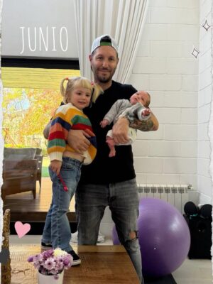 Mariana Seligmann Instagram - Se termina el 2025💫💕 El año con el desafío más grande: tener a mi segundo hijo y seguir trabajando en mi proyecto “Soy Muni”🫶🏼
No fue fácil, pero con mi increíble compañero @soucoqueiro y lo genial que es Carmela, todo fluyó! 

Gracias a todos los que fueron parte con su amor, trabajo y pasión🥹

Les deseo un hermoso 2026🥂