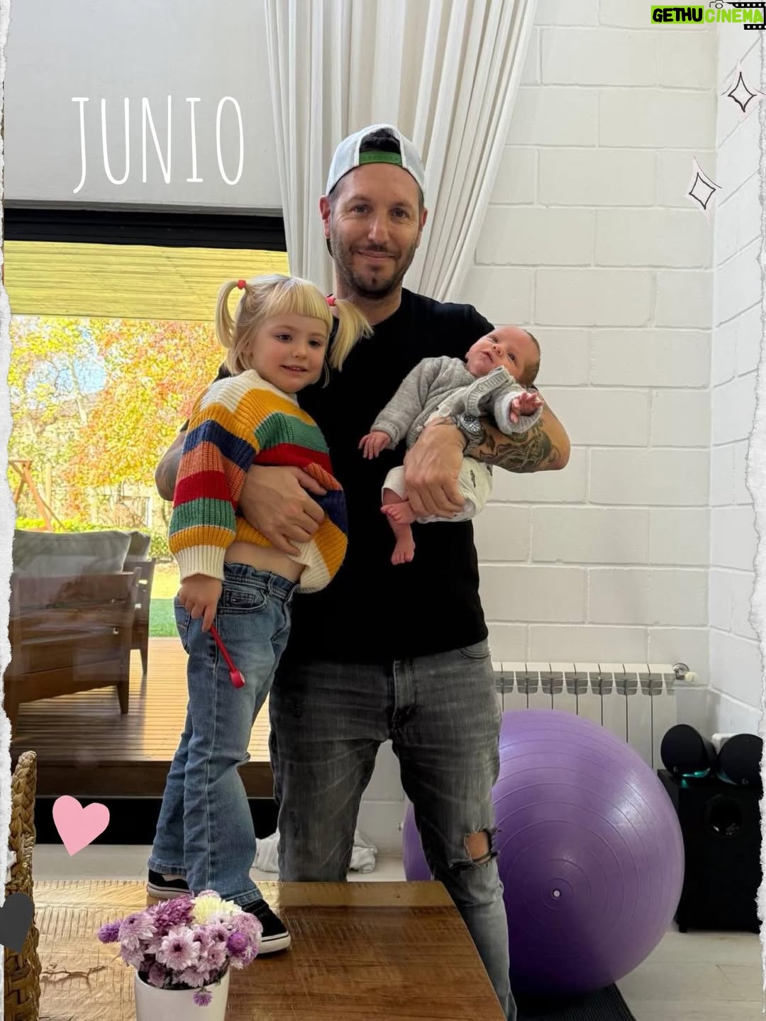 Mariana Seligmann - 3.8K Likes - Se termina el 2025💫💕 El año con el desafío más grande: tener a mi segundo hijo y seguir trabajando en mi proyecto “Soy Muni”🫶🏼
No fue fácil, pero con mi increíble compañero @soucoqueiro y lo genial que es Carmela, todo fluyó! 

Gracias a todos los que fueron parte con su amor, trabajo y pasión🥹

Les deseo un hermoso 2026🥂