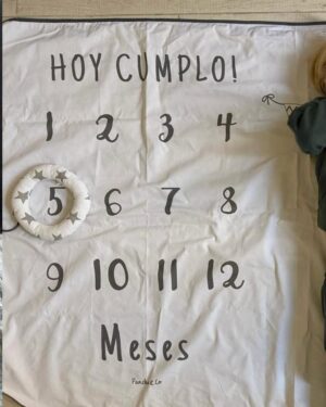 Mariana Seligmann Instagram - Estamos entrando en los cinco meses de Vicente y la verdad es que me encanta esta etapa. Ya interactúa muchísimo, se agarra los dos piecitos al mismo tiempo y se los lleva a la boca, esa imagen me parece lo más tierno del universo! Lo que más me derrite es verlo con Carmela, su hermana mayor: se desespera por verla, gira de un lado al otro y se mata de risa con ella.💖

El tema del sueño fue un poco difícil estos días, sobre todo porque tuvo otitis y las noches fueron duras. Pero poco a poco fuimos armando una rutina de siestas, que a esta edad pueden ser 4 o 5 por día, y eso me está ayudando un montón.

Con respecto a la lactancia, seguimos con lactancia exclusiva, aunque le doy una mamadera de fórmula antes de dormir. Me da tranquilidad y me permite organizar mejor la rutina con Carmela, porque así podemos repartirnos un poco las tareas de la noche y no quedarme sola con el bebé.

Cinco meses que pasaron rapidísimo y a la vez muy despacio… pero estamos disfrutando muchísimo de estos momentos en familia 💜👶✨