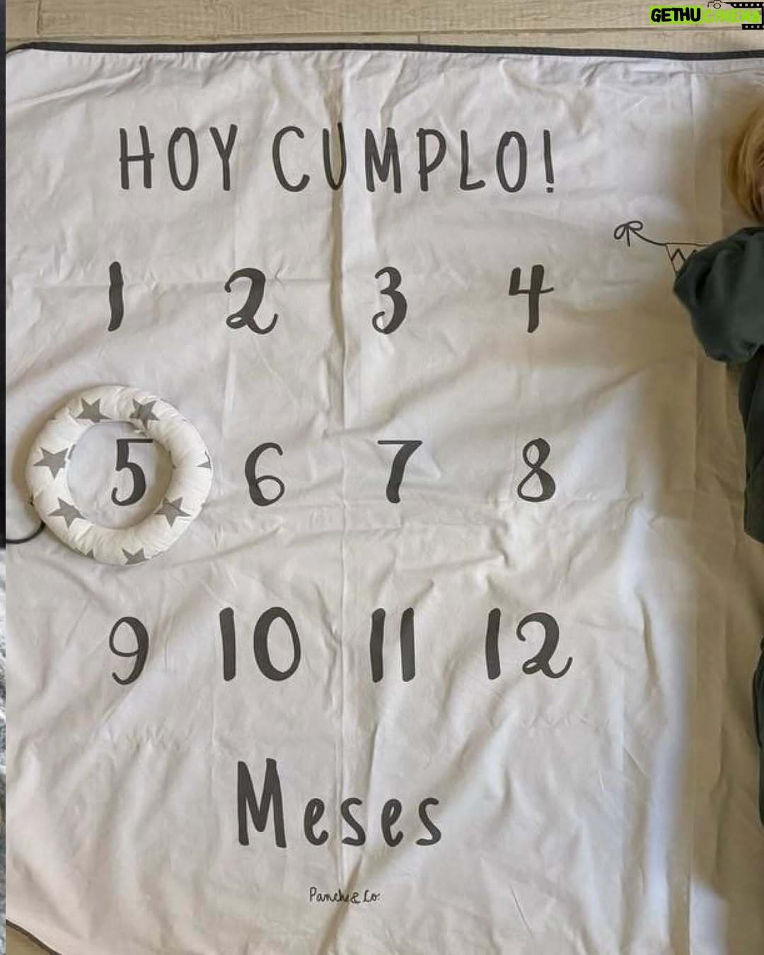 Mariana Seligmann - 6.2K Likes - Estamos entrando en los cinco meses de Vicente y la verdad es que me encanta esta etapa. Ya interactúa muchísimo, se agarra los dos piecitos al mismo tiempo y se los lleva a la boca, esa imagen me parece lo más tierno del universo! Lo que más me derrite es verlo con Carmela, su hermana mayor: se desespera por verla, gira de un lado al otro y se mata de risa con ella.💖

El tema del sueño fue un poco difícil estos días, sobre todo porque tuvo otitis y las noches fueron duras. Pero poco a poco fuimos armando una rutina de siestas, que a esta edad pueden ser 4 o 5 por día, y eso me está ayudando un montón.

Con respecto a la lactancia, seguimos con lactancia exclusiva, aunque le doy una mamadera de fórmula antes de dormir. Me da tranquilidad y me permite organizar mejor la rutina con Carmela, porque así podemos repartirnos un poco las tareas de la noche y no quedarme sola con el bebé.

Cinco meses que pasaron rapidísimo y a la vez muy despacio… pero estamos disfrutando muchísimo de estos momentos en familia 💜👶✨