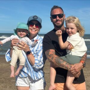 Mariana Seligmann Instagram - Postales de un fin de semana en familia - amigos 🩵 Hubo amor de hermanos, muuucho juego de amigas, juegos de mesa, zorritos, tardes y días completos de playa, muchas risas, Vicente afianzando su sentada conociendo la arena y mucha rancheada. @blueyespanol en proyector y la famosa lancha de arena que me hacían en la infancia que espero siga por generaciones 🩵