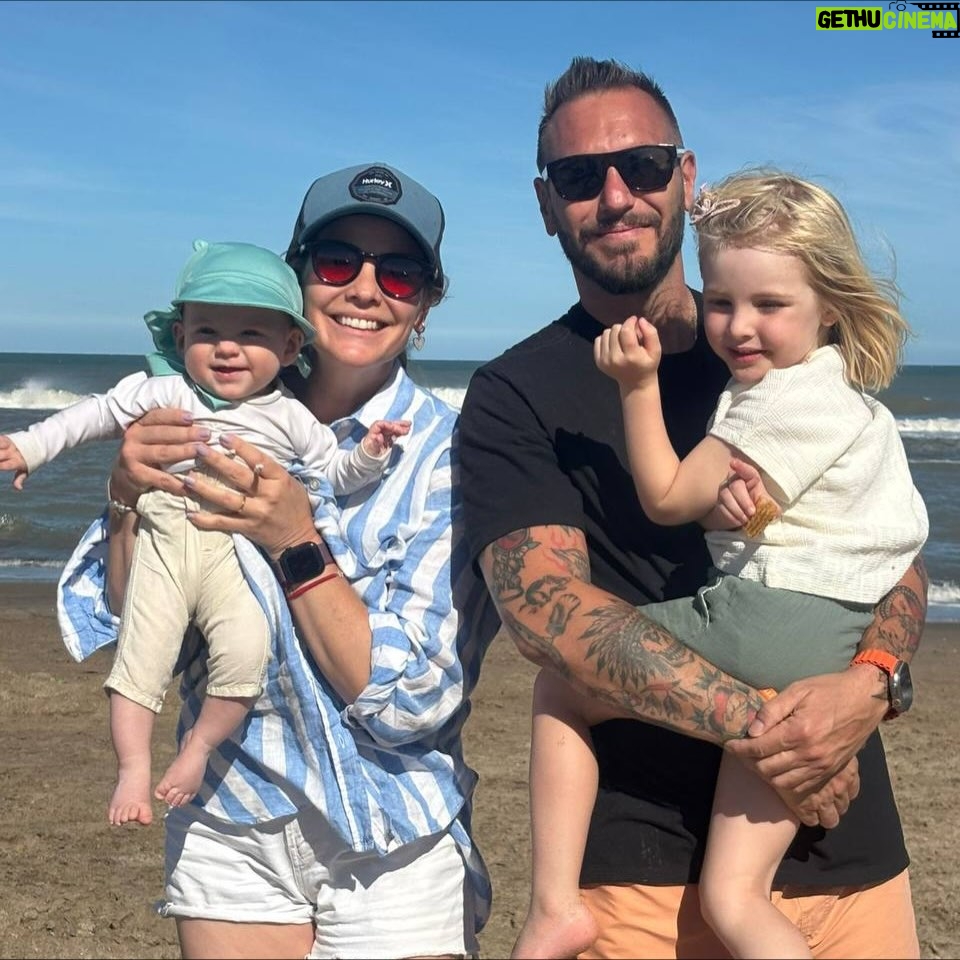 Mariana Seligmann - 3.4K Likes - Postales de un fin de semana en familia - amigos 🩵 Hubo amor de hermanos, muuucho juego de amigas, juegos de mesa, zorritos, tardes y días completos de playa, muchas risas, Vicente afianzando su sentada conociendo la arena y mucha rancheada. @blueyespanol en proyector y la famosa lancha de arena que me hacían en la infancia que espero siga por generaciones 🩵