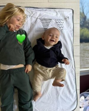 Mariana Seligmann Instagram - Estamos entrando en los cinco meses de Vicente y la verdad es que me encanta esta etapa. Ya interactúa muchísimo, se agarra los dos piecitos al mismo tiempo y se los lleva a la boca, esa imagen me parece lo más tierno del universo! Lo que más me derrite es verlo con Carmela, su hermana mayor: se desespera por verla, gira de un lado al otro y se mata de risa con ella.💖

El tema del sueño fue un poco difícil estos días, sobre todo porque tuvo otitis y las noches fueron duras. Pero poco a poco fuimos armando una rutina de siestas, que a esta edad pueden ser 4 o 5 por día, y eso me está ayudando un montón.

Con respecto a la lactancia, seguimos con lactancia exclusiva, aunque le doy una mamadera de fórmula antes de dormir. Me da tranquilidad y me permite organizar mejor la rutina con Carmela, porque así podemos repartirnos un poco las tareas de la noche y no quedarme sola con el bebé.

Cinco meses que pasaron rapidísimo y a la vez muy despacio… pero estamos disfrutando muchísimo de estos momentos en familia 💜👶✨