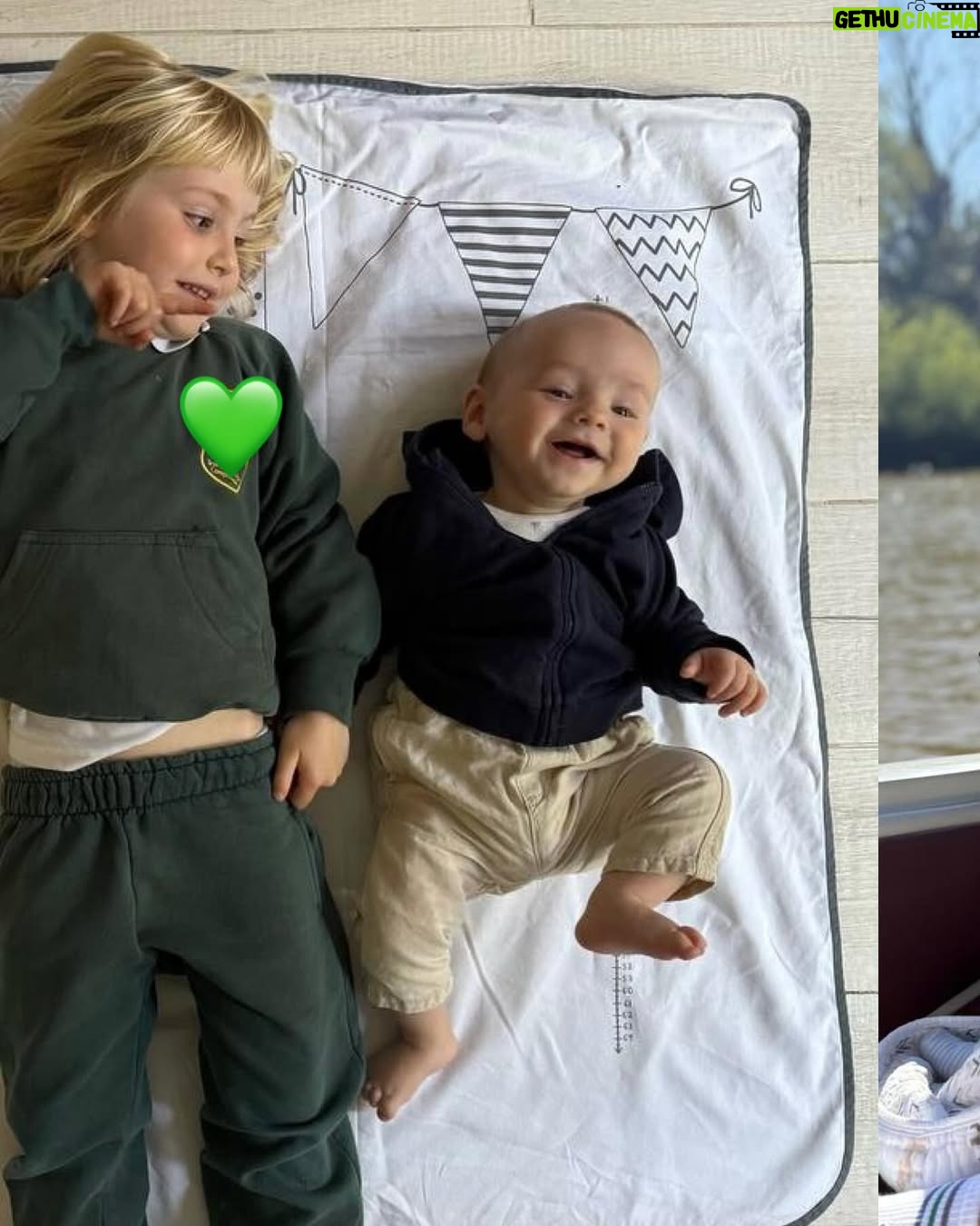 Mariana Seligmann - 6.2K Likes - Estamos entrando en los cinco meses de Vicente y la verdad es que me encanta esta etapa. Ya interactúa muchísimo, se agarra los dos piecitos al mismo tiempo y se los lleva a la boca, esa imagen me parece lo más tierno del universo! Lo que más me derrite es verlo con Carmela, su hermana mayor: se desespera por verla, gira de un lado al otro y se mata de risa con ella.💖

El tema del sueño fue un poco difícil estos días, sobre todo porque tuvo otitis y las noches fueron duras. Pero poco a poco fuimos armando una rutina de siestas, que a esta edad pueden ser 4 o 5 por día, y eso me está ayudando un montón.

Con respecto a la lactancia, seguimos con lactancia exclusiva, aunque le doy una mamadera de fórmula antes de dormir. Me da tranquilidad y me permite organizar mejor la rutina con Carmela, porque así podemos repartirnos un poco las tareas de la noche y no quedarme sola con el bebé.

Cinco meses que pasaron rapidísimo y a la vez muy despacio… pero estamos disfrutando muchísimo de estos momentos en familia 💜👶✨
