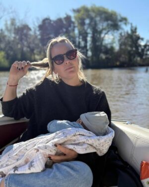 Mariana Seligmann Instagram - Estamos entrando en los cinco meses de Vicente y la verdad es que me encanta esta etapa. Ya interactúa muchísimo, se agarra los dos piecitos al mismo tiempo y se los lleva a la boca, esa imagen me parece lo más tierno del universo! Lo que más me derrite es verlo con Carmela, su hermana mayor: se desespera por verla, gira de un lado al otro y se mata de risa con ella.💖

El tema del sueño fue un poco difícil estos días, sobre todo porque tuvo otitis y las noches fueron duras. Pero poco a poco fuimos armando una rutina de siestas, que a esta edad pueden ser 4 o 5 por día, y eso me está ayudando un montón.

Con respecto a la lactancia, seguimos con lactancia exclusiva, aunque le doy una mamadera de fórmula antes de dormir. Me da tranquilidad y me permite organizar mejor la rutina con Carmela, porque así podemos repartirnos un poco las tareas de la noche y no quedarme sola con el bebé.

Cinco meses que pasaron rapidísimo y a la vez muy despacio… pero estamos disfrutando muchísimo de estos momentos en familia 💜👶✨