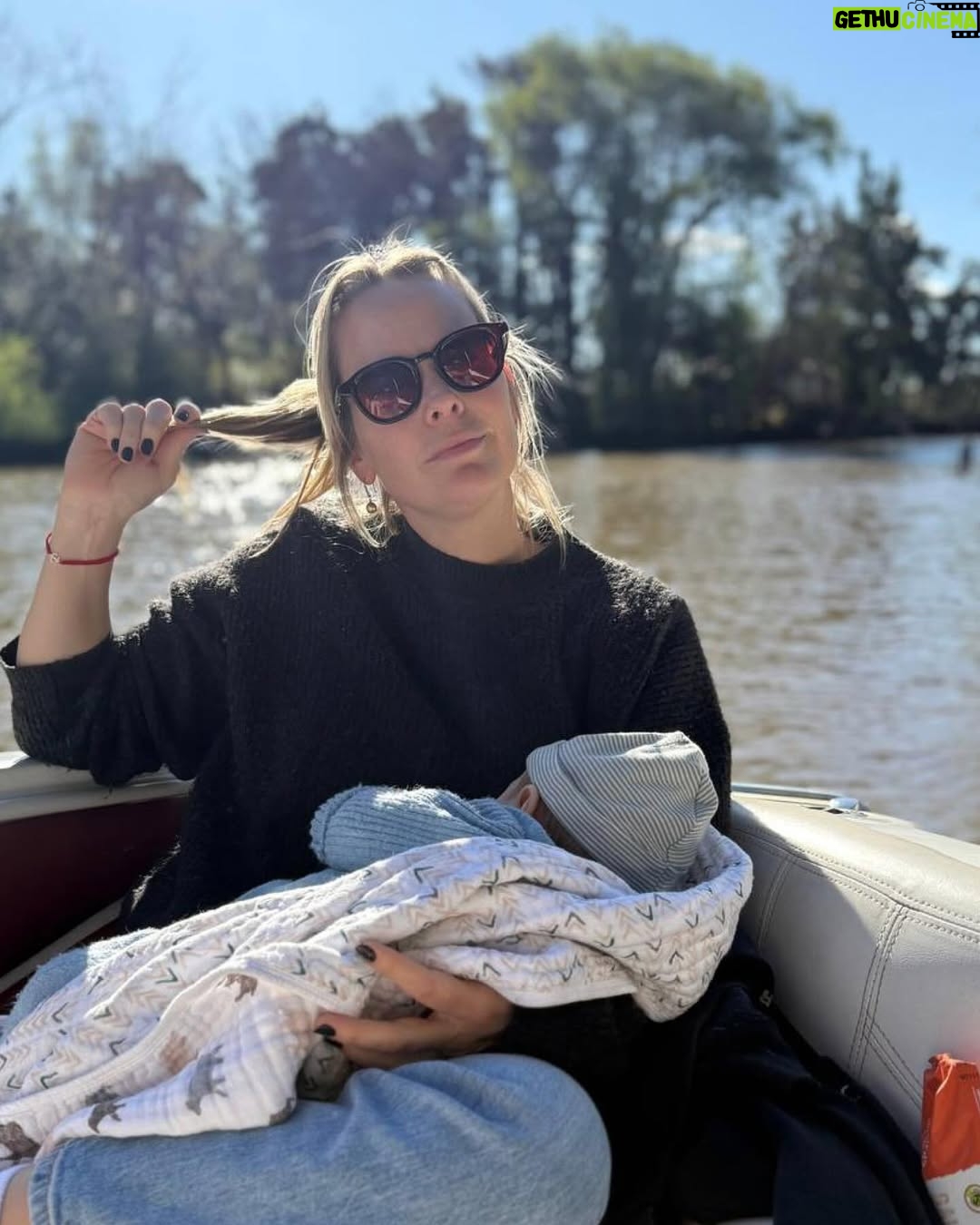 Mariana Seligmann - 6.2K Likes - Estamos entrando en los cinco meses de Vicente y la verdad es que me encanta esta etapa. Ya interactúa muchísimo, se agarra los dos piecitos al mismo tiempo y se los lleva a la boca, esa imagen me parece lo más tierno del universo! Lo que más me derrite es verlo con Carmela, su hermana mayor: se desespera por verla, gira de un lado al otro y se mata de risa con ella.💖

El tema del sueño fue un poco difícil estos días, sobre todo porque tuvo otitis y las noches fueron duras. Pero poco a poco fuimos armando una rutina de siestas, que a esta edad pueden ser 4 o 5 por día, y eso me está ayudando un montón.

Con respecto a la lactancia, seguimos con lactancia exclusiva, aunque le doy una mamadera de fórmula antes de dormir. Me da tranquilidad y me permite organizar mejor la rutina con Carmela, porque así podemos repartirnos un poco las tareas de la noche y no quedarme sola con el bebé.

Cinco meses que pasaron rapidísimo y a la vez muy despacio… pero estamos disfrutando muchísimo de estos momentos en familia 💜👶✨