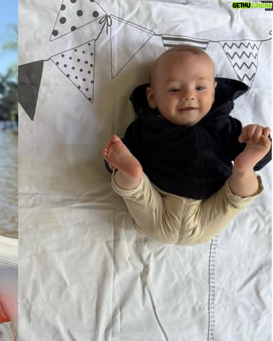 Mariana Seligmann - 6.2K Likes - Estamos entrando en los cinco meses de Vicente y la verdad es que me encanta esta etapa. Ya interactúa muchísimo, se agarra los dos piecitos al mismo tiempo y se los lleva a la boca, esa imagen me parece lo más tierno del universo! Lo que más me derrite es verlo con Carmela, su hermana mayor: se desespera por verla, gira de un lado al otro y se mata de risa con ella.💖

El tema del sueño fue un poco difícil estos días, sobre todo porque tuvo otitis y las noches fueron duras. Pero poco a poco fuimos armando una rutina de siestas, que a esta edad pueden ser 4 o 5 por día, y eso me está ayudando un montón.

Con respecto a la lactancia, seguimos con lactancia exclusiva, aunque le doy una mamadera de fórmula antes de dormir. Me da tranquilidad y me permite organizar mejor la rutina con Carmela, porque así podemos repartirnos un poco las tareas de la noche y no quedarme sola con el bebé.

Cinco meses que pasaron rapidísimo y a la vez muy despacio… pero estamos disfrutando muchísimo de estos momentos en familia 💜👶✨