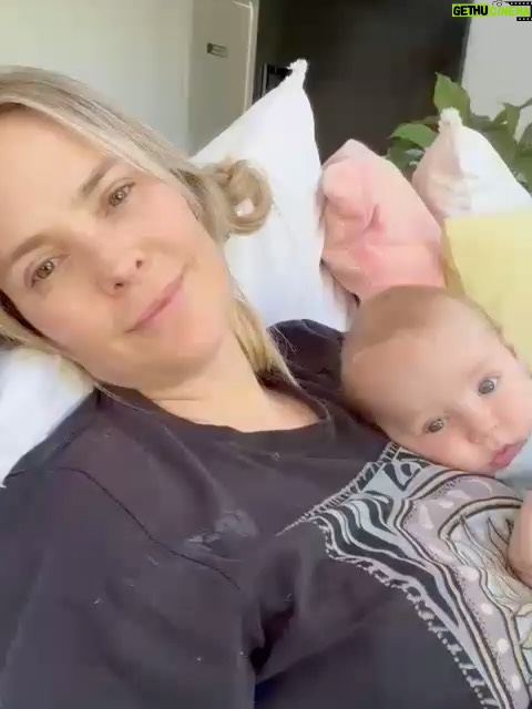 Mariana Seligmann - 4.3K Likes - Otro año más rodeada de mucho amor 💕

Mi día empezó en familia y de sorpresa se fueron sumando los incondicionales de siempre. Disfruté de una mañana llena de amor, esta vez siendo 4 por primera vez y todo terminó en planes con amigos.

Caminata con Nico, comidita con mis 🐥🐥, momento de amor con Vicente, té con amigas, festejo sorpresa con amigos y brunch súper especial de viernes con ellas 🫶🏻

Gracias @soucoqueiro por este día tan especial, por compartir la vida conmigo y nunca dejar de sorprenderme.

Me di cuenta de lo hermoso que es tener tanta gente linda en mi vida que me quiere y me acompaña. Solo agradecerles por todos estos momentos 🫶🏻 

CUMPLEAÑOS MÁS QUE FELIZ ✨

#cumpleaños #soymuni #amigos #família