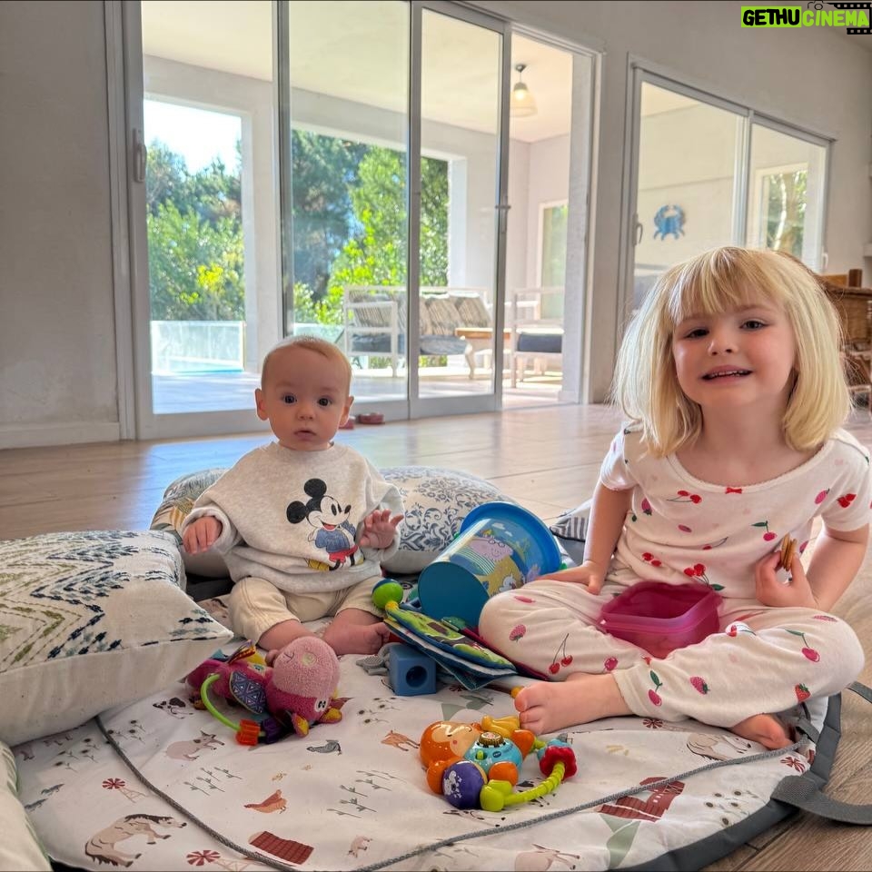 Mariana Seligmann - 3.4K Likes - Postales de un fin de semana en familia - amigos 🩵 Hubo amor de hermanos, muuucho juego de amigas, juegos de mesa, zorritos, tardes y días completos de playa, muchas risas, Vicente afianzando su sentada conociendo la arena y mucha rancheada. @blueyespanol en proyector y la famosa lancha de arena que me hacían en la infancia que espero siga por generaciones 🩵