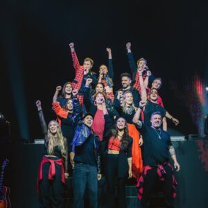 Mariana Seligmann Instagram - Resumen de una semana super movida😅 Caímos de sorpresa al Movistar Arena de Rebelde Way🔥 Gracias por darnos tanto amor después de tantos años! 

Y también nos vinimos al campo con las mamis del cole y las nenas a pasar el receso de primavera! 

🌸Feliz primavera para todos!