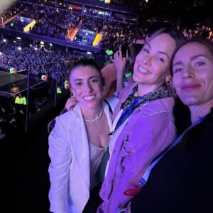 Mariana Seligmann Instagram - Resumen de una semana super movida😅 Caímos de sorpresa al Movistar Arena de Rebelde Way🔥 Gracias por darnos tanto amor después de tantos años! 

Y también nos vinimos al campo con las mamis del cole y las nenas a pasar el receso de primavera! 

🌸Feliz primavera para todos!