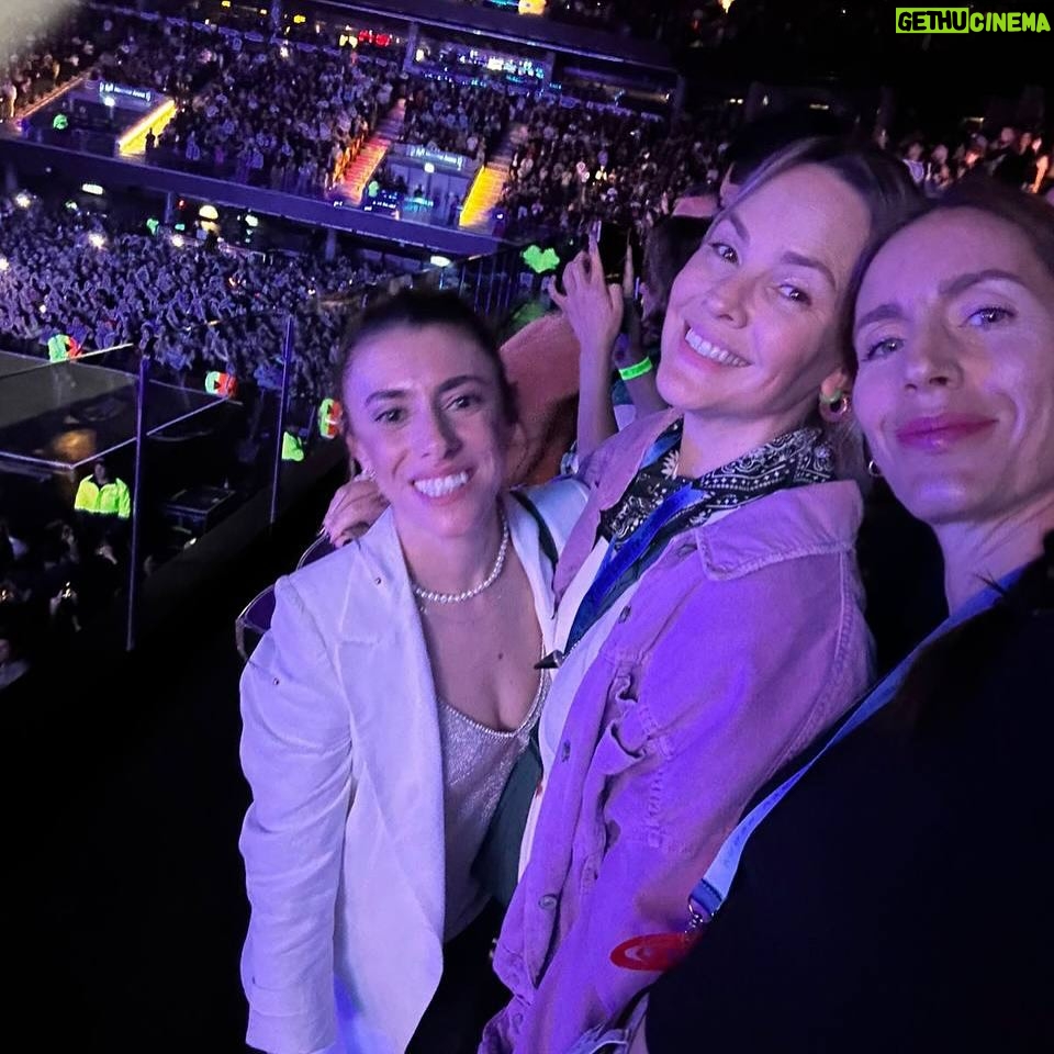 Mariana Seligmann - 11.8K Likes - Resumen de una semana super movida😅 Caímos de sorpresa al Movistar Arena de Rebelde Way🔥 Gracias por darnos tanto amor después de tantos años! 

Y también nos vinimos al campo con las mamis del cole y las nenas a pasar el receso de primavera! 

🌸Feliz primavera para todos!