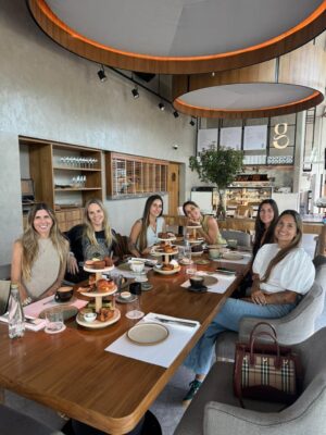 Mariana Seligmann Instagram - Otro año más rodeada de mucho amor 💕

Mi día empezó en familia y de sorpresa se fueron sumando los incondicionales de siempre. Disfruté de una mañana llena de amor, esta vez siendo 4 por primera vez y todo terminó en planes con amigos.

Caminata con Nico, comidita con mis 🐥🐥, momento de amor con Vicente, té con amigas, festejo sorpresa con amigos y brunch súper especial de viernes con ellas 🫶🏻

Gracias @soucoqueiro por este día tan especial, por compartir la vida conmigo y nunca dejar de sorprenderme.

Me di cuenta de lo hermoso que es tener tanta gente linda en mi vida que me quiere y me acompaña. Solo agradecerles por todos estos momentos 🫶🏻 

CUMPLEAÑOS MÁS QUE FELIZ ✨

#cumpleaños #soymuni #amigos #família