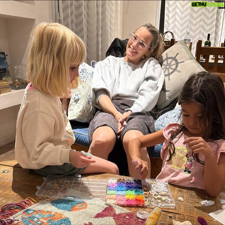 Mariana Seligmann - 3.4K Likes - Postales de un fin de semana en familia - amigos 🩵 Hubo amor de hermanos, muuucho juego de amigas, juegos de mesa, zorritos, tardes y días completos de playa, muchas risas, Vicente afianzando su sentada conociendo la arena y mucha rancheada. @blueyespanol en proyector y la famosa lancha de arena que me hacían en la infancia que espero siga por generaciones 🩵