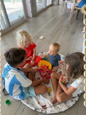 Mariana Seligmann Instagram - Pasamos año nuevo en la playa, en familia, con amigos y jugando mucho🌊🤍