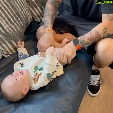 Mariana Seligmann - 3.4K Likes - Postales de un fin de semana en familia - amigos 🩵 Hubo amor de hermanos, muuucho juego de amigas, juegos de mesa, zorritos, tardes y días completos de playa, muchas risas, Vicente afianzando su sentada conociendo la arena y mucha rancheada. @blueyespanol en proyector y la famosa lancha de arena que me hacían en la infancia que espero siga por generaciones 🩵