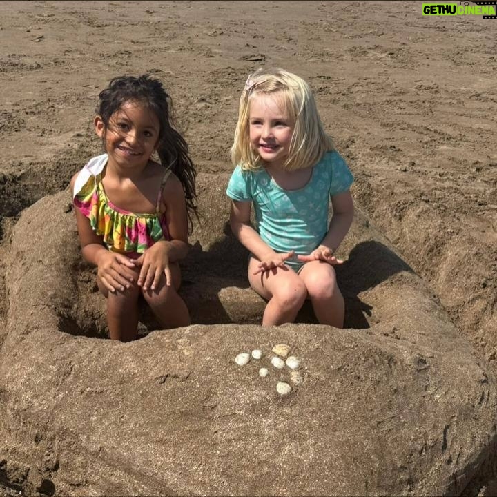 Mariana Seligmann - 3.4K Likes - Postales de un fin de semana en familia - amigos 🩵 Hubo amor de hermanos, muuucho juego de amigas, juegos de mesa, zorritos, tardes y días completos de playa, muchas risas, Vicente afianzando su sentada conociendo la arena y mucha rancheada. @blueyespanol en proyector y la famosa lancha de arena que me hacían en la infancia que espero siga por generaciones 🩵