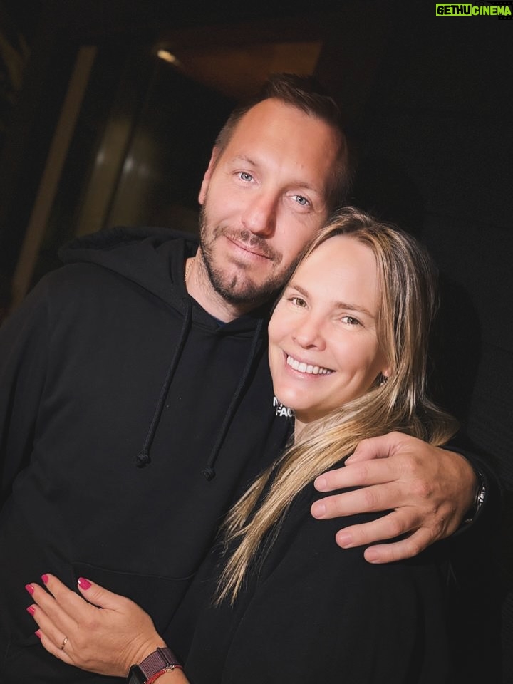 Mariana Seligmann - 4.3K Likes - Otro año más rodeada de mucho amor 💕

Mi día empezó en familia y de sorpresa se fueron sumando los incondicionales de siempre. Disfruté de una mañana llena de amor, esta vez siendo 4 por primera vez y todo terminó en planes con amigos.

Caminata con Nico, comidita con mis 🐥🐥, momento de amor con Vicente, té con amigas, festejo sorpresa con amigos y brunch súper especial de viernes con ellas 🫶🏻

Gracias @soucoqueiro por este día tan especial, por compartir la vida conmigo y nunca dejar de sorprenderme.

Me di cuenta de lo hermoso que es tener tanta gente linda en mi vida que me quiere y me acompaña. Solo agradecerles por todos estos momentos 🫶🏻 

CUMPLEAÑOS MÁS QUE FELIZ ✨

#cumpleaños #soymuni #amigos #família