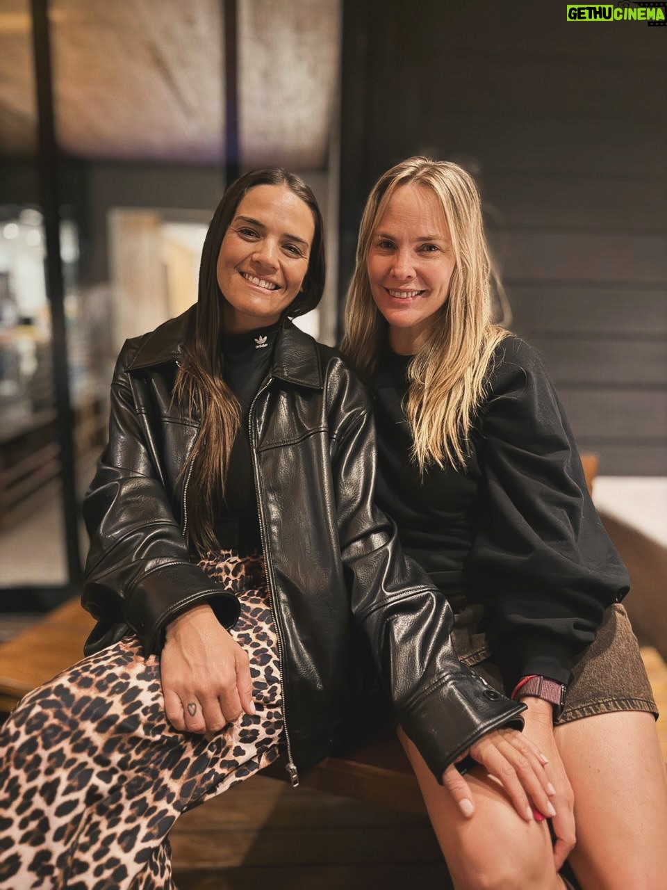 Mariana Seligmann - 4.3K Likes - Otro año más rodeada de mucho amor 💕

Mi día empezó en familia y de sorpresa se fueron sumando los incondicionales de siempre. Disfruté de una mañana llena de amor, esta vez siendo 4 por primera vez y todo terminó en planes con amigos.

Caminata con Nico, comidita con mis 🐥🐥, momento de amor con Vicente, té con amigas, festejo sorpresa con amigos y brunch súper especial de viernes con ellas 🫶🏻

Gracias @soucoqueiro por este día tan especial, por compartir la vida conmigo y nunca dejar de sorprenderme.

Me di cuenta de lo hermoso que es tener tanta gente linda en mi vida que me quiere y me acompaña. Solo agradecerles por todos estos momentos 🫶🏻 

CUMPLEAÑOS MÁS QUE FELIZ ✨

#cumpleaños #soymuni #amigos #família