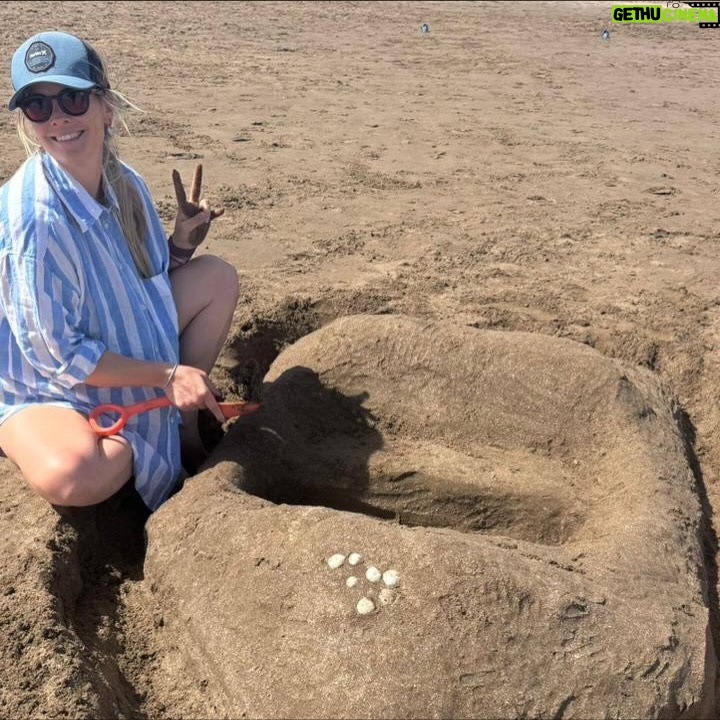 Mariana Seligmann - 3.4K Likes - Postales de un fin de semana en familia - amigos 🩵 Hubo amor de hermanos, muuucho juego de amigas, juegos de mesa, zorritos, tardes y días completos de playa, muchas risas, Vicente afianzando su sentada conociendo la arena y mucha rancheada. @blueyespanol en proyector y la famosa lancha de arena que me hacían en la infancia que espero siga por generaciones 🩵