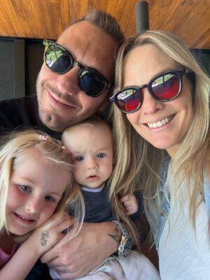 Mariana Seligmann Instagram - Feliz día a todas las mamás

Hoy celebro con los dos mejores regalos que me dio la vida 💕 Carmela y Vicente, que me enseñan todos los días a mirar el mundo con amor, paciencia y un poquito de caos también 😅

Gracias por hacerme mamá, por las risas, los abrazos y las noches sin dormir pero llenas de magia ✨gracias a mi gran compañero @soucoqueiro 
Y gracias a mi mamá, que me enseñó con su ejemplo todo lo que hoy intento ser.

A todas las mamás (y futuras mamás): ¡feliz día! 💖
Que nos sigan mimando, que nos sigan abrazando y que siempre vivan la maternidad como ustedes deseen. 

#FelizDíaDeLaMadre #SoyMuni #Mamá #Familia #Amor
