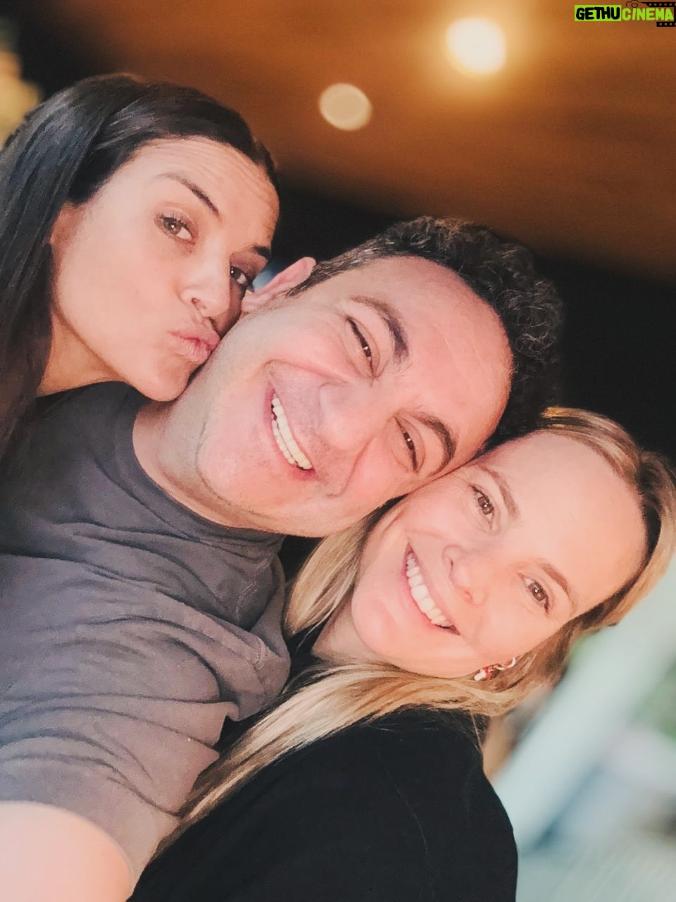Mariana Seligmann - 4.3K Likes - Otro año más rodeada de mucho amor 💕

Mi día empezó en familia y de sorpresa se fueron sumando los incondicionales de siempre. Disfruté de una mañana llena de amor, esta vez siendo 4 por primera vez y todo terminó en planes con amigos.

Caminata con Nico, comidita con mis 🐥🐥, momento de amor con Vicente, té con amigas, festejo sorpresa con amigos y brunch súper especial de viernes con ellas 🫶🏻

Gracias @soucoqueiro por este día tan especial, por compartir la vida conmigo y nunca dejar de sorprenderme.

Me di cuenta de lo hermoso que es tener tanta gente linda en mi vida que me quiere y me acompaña. Solo agradecerles por todos estos momentos 🫶🏻 

CUMPLEAÑOS MÁS QUE FELIZ ✨

#cumpleaños #soymuni #amigos #família