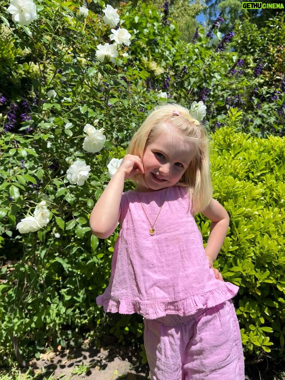 Mariana Seligmann - 5.5K Likes - Feliz día a todas las mamás

Hoy celebro con los dos mejores regalos que me dio la vida 💕 Carmela y Vicente, que me enseñan todos los días a mirar el mundo con amor, paciencia y un poquito de caos también 😅

Gracias por hacerme mamá, por las risas, los abrazos y las noches sin dormir pero llenas de magia ✨gracias a mi gran compañero @soucoqueiro 
Y gracias a mi mamá, que me enseñó con su ejemplo todo lo que hoy intento ser.

A todas las mamás (y futuras mamás): ¡feliz día! 💖
Que nos sigan mimando, que nos sigan abrazando y que siempre vivan la maternidad como ustedes deseen. 

#FelizDíaDeLaMadre #SoyMuni #Mamá #Familia #Amor