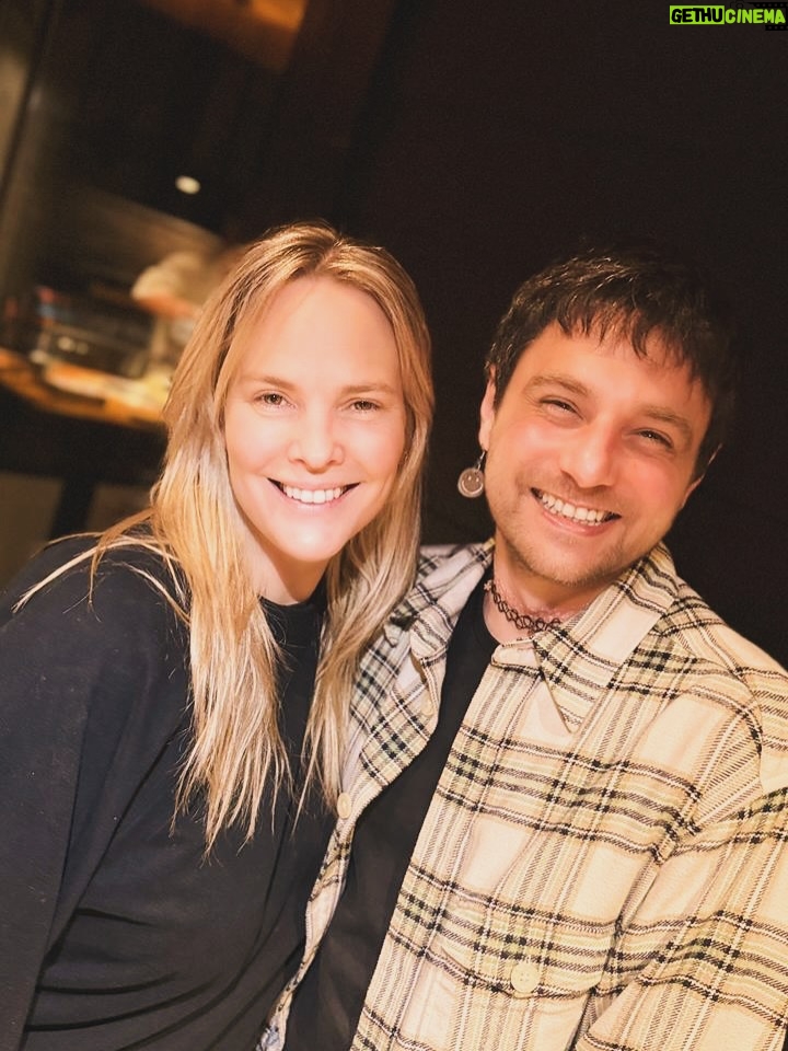Mariana Seligmann - 4.3K Likes - Otro año más rodeada de mucho amor 💕

Mi día empezó en familia y de sorpresa se fueron sumando los incondicionales de siempre. Disfruté de una mañana llena de amor, esta vez siendo 4 por primera vez y todo terminó en planes con amigos.

Caminata con Nico, comidita con mis 🐥🐥, momento de amor con Vicente, té con amigas, festejo sorpresa con amigos y brunch súper especial de viernes con ellas 🫶🏻

Gracias @soucoqueiro por este día tan especial, por compartir la vida conmigo y nunca dejar de sorprenderme.

Me di cuenta de lo hermoso que es tener tanta gente linda en mi vida que me quiere y me acompaña. Solo agradecerles por todos estos momentos 🫶🏻 

CUMPLEAÑOS MÁS QUE FELIZ ✨

#cumpleaños #soymuni #amigos #família