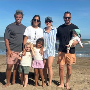 Mariana Seligmann Instagram - Postales de un fin de semana en familia - amigos 🩵 Hubo amor de hermanos, muuucho juego de amigas, juegos de mesa, zorritos, tardes y días completos de playa, muchas risas, Vicente afianzando su sentada conociendo la arena y mucha rancheada. @blueyespanol en proyector y la famosa lancha de arena que me hacían en la infancia que espero siga por generaciones 🩵