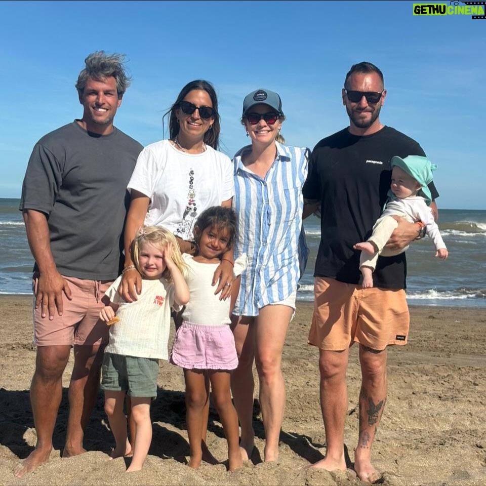 Mariana Seligmann - 3.4K Likes - Postales de un fin de semana en familia - amigos 🩵 Hubo amor de hermanos, muuucho juego de amigas, juegos de mesa, zorritos, tardes y días completos de playa, muchas risas, Vicente afianzando su sentada conociendo la arena y mucha rancheada. @blueyespanol en proyector y la famosa lancha de arena que me hacían en la infancia que espero siga por generaciones 🩵