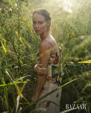 Mariana Ximenes Instagram - Capa da #BAZAAROutubro, @marianaximenes se une ao legado de Lélia e Sebastião Salgado para transformar consciência ambiental em ação. Entre as árvores do Instituto Terra, onde uma fazenda degradada virou floresta viva, a atriz reencontra suas raízes e reflete sobre o poder da regeneração, O editorial exclusivo clicado em meio à vegetação renascida do Vale do Rio Doce, é um gesto de amor à natureza e à arte, e mostra uma Mariana mais conectada, inteira e militante.

Leia a matéria completa no site da BAZAAR e descubra como moda, ativismo e afeto se entrelaçam nessa história de recomeço. #MarianaXimenesNaBAZAAR
***
Fotografia: @josefinabietti
Styling: @carlosesser
Beleza: @casagrandegui
Texto: @alefarah
Direção de arte: @ykleinmori
Retouch: @gpretouching
Assistente de foto: @marinanajjar
Assistente de beleza: @danniquess
Agradecimento especial: Instituto Terra, Lélia Salgado, @juliano_r_salgado e Rodrigo Salgado
Equipe Instituto Terra: @‌quemario @carolina.sampaio Caroline Siloto, Gederson Felisberto da Silva (Dedi), Marcos Garcia Lopes (Marquinhos), Moisés Marcelino (@viveiroeconativas), Heriklis Douglas, @jovanderpito e Victoria Pimenta